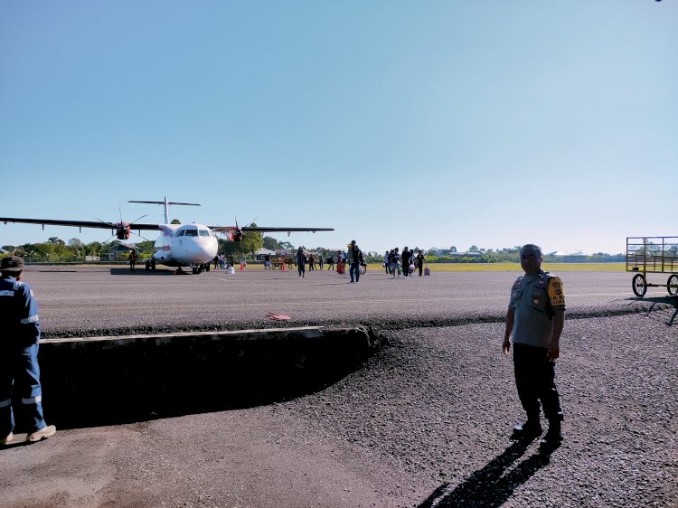 Pospol KP3 Udara lakukan Pengamanan Pesawat Penumpang di Bandara Frans Sales Lega, Ruteng.