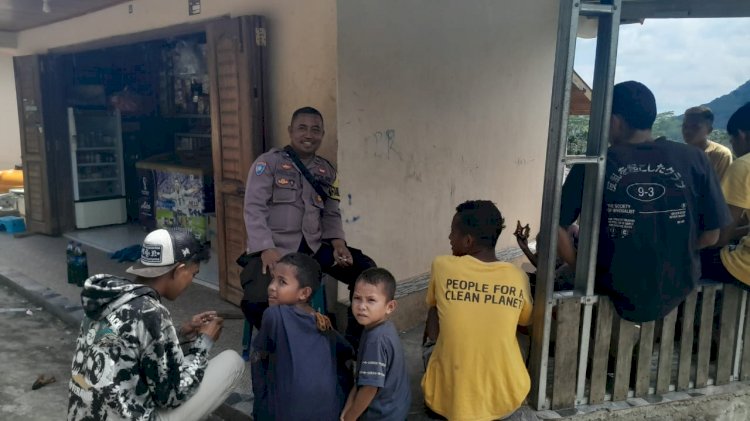 Bhabinkamtibmas AIPDA Kornelius Jemarus Gelar Patroli dan Sosialisasi Pencegahan TPPO, HPR, serta Kenakalan Remaja di Kec. Rahong Utara