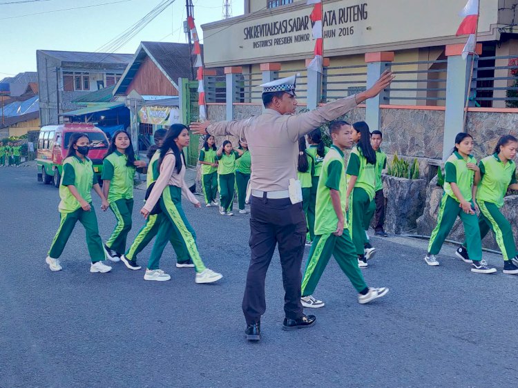 Satlantas Polres Manggarai Laksanakan Pengaturan Arus Lalu Lintas Rutin di Kota Ruteng