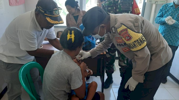 Bripka Semris Bell, Bhabinkamtibmas Reok Barat, Dukung Program Kesehatan Melalui Patroli dan Pemantauan Imunisasi Polio