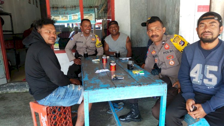 Bhabinkamtibmas di Kecamatan Langke Rembong Patroli dan Sambang Warga di wilayah binaan.