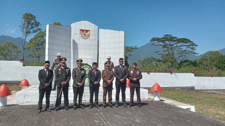 Polres Manggarai Ikuti Upacara Ziarah Rombongan dalam Rangka Peringatan HUT Kemerdekaan RI ke-79 Tahun 2024