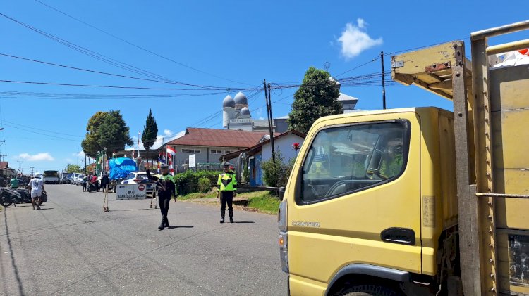 Sat Lantas Polres Manggarai Amankan Lalu Lintas Selama Sholat Jumat di Masjid Agung Baiturahman