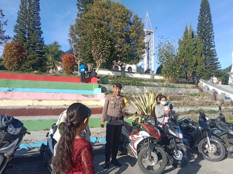 Pastikan Ibadah Minggu Berlangsung Aman dan Nyaman, Personil Polres Manggarai Laksanakan Pengamanan Gereja