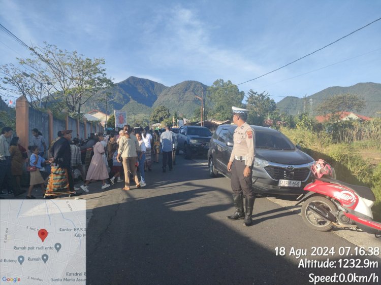 Pastikan Ibadah Minggu Berlangsung Aman dan Nyaman, Personil Polres Manggarai Laksanakan Pengamanan Gereja