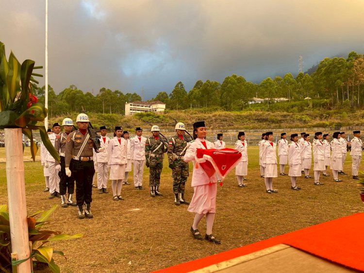 Kapolres Manggarai Hadiri Upacara Penurunan Bendera Merah Putih pada Peringatan HUT Ke-79 Proklamasi Kemerdekaan RI di Kabupaten Manggarai