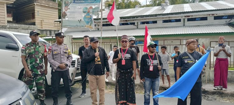 Bhabinkamtibmas lakukan Pengamanan Karnaval Festival Bombongrak di Langke Rembong