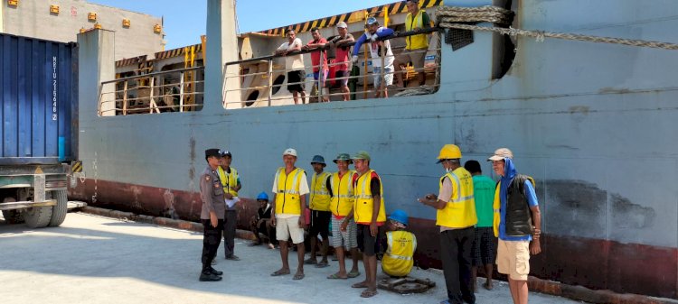 KP3 Laut Reo Amankan Proses Bongkar Muat di Pelabuhan Laut Kelas II Reo