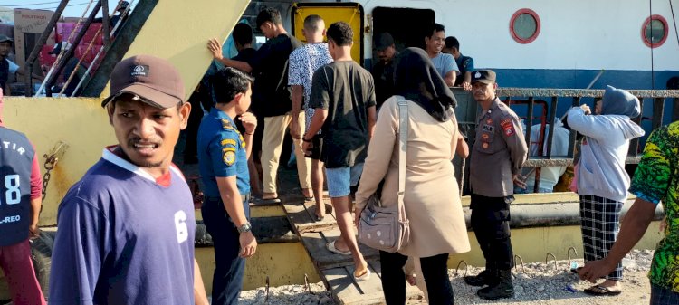 KP3 Laut Pelabuhan Reo Amankan Kedatangan dan Keberangkatan Kapal Penumpang di Pelabuhan Laut Reo