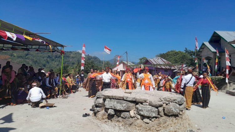 Bhabinkamtibmas Kecamatan Rahong Utara, Aipda Ridwan N. Lubalu dan Aipda Kornelius Jemarus, Monitor Kegiatan Adat di Kampung Lenteng