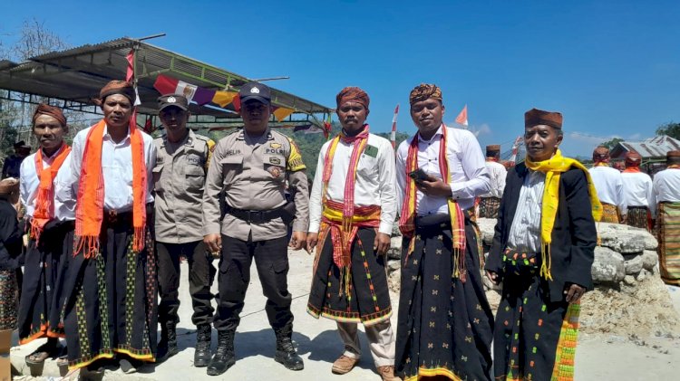 Bhabinkamtibmas Kecamatan Rahong Utara, Aipda Ridwan N. Lubalu dan Aipda Kornelius Jemarus, Monitor Kegiatan Adat di Kampung Lenteng