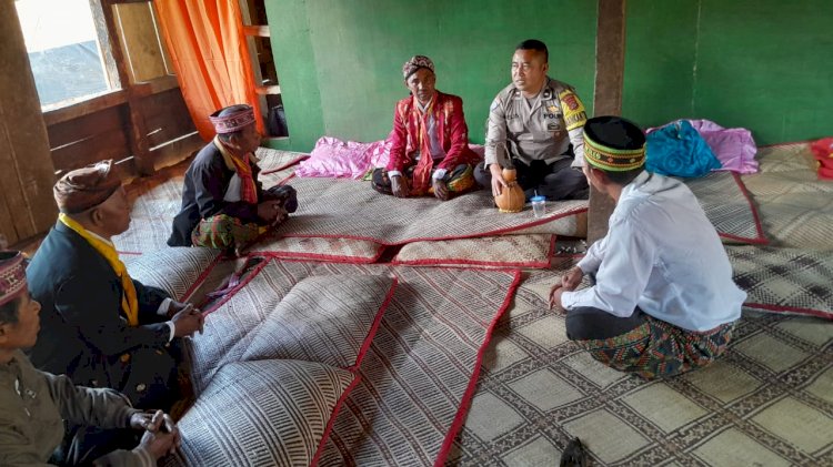 Pengamanan Acara Adat oleh Bhabinkamtibmas Aipda Kornelius Jemarus di Kecamatan Rahong Utara