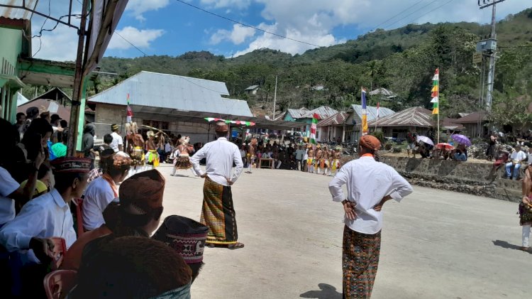 Pengamanan Acara Adat oleh Bhabinkamtibmas Aipda Kornelius Jemarus di Kecamatan Rahong Utara