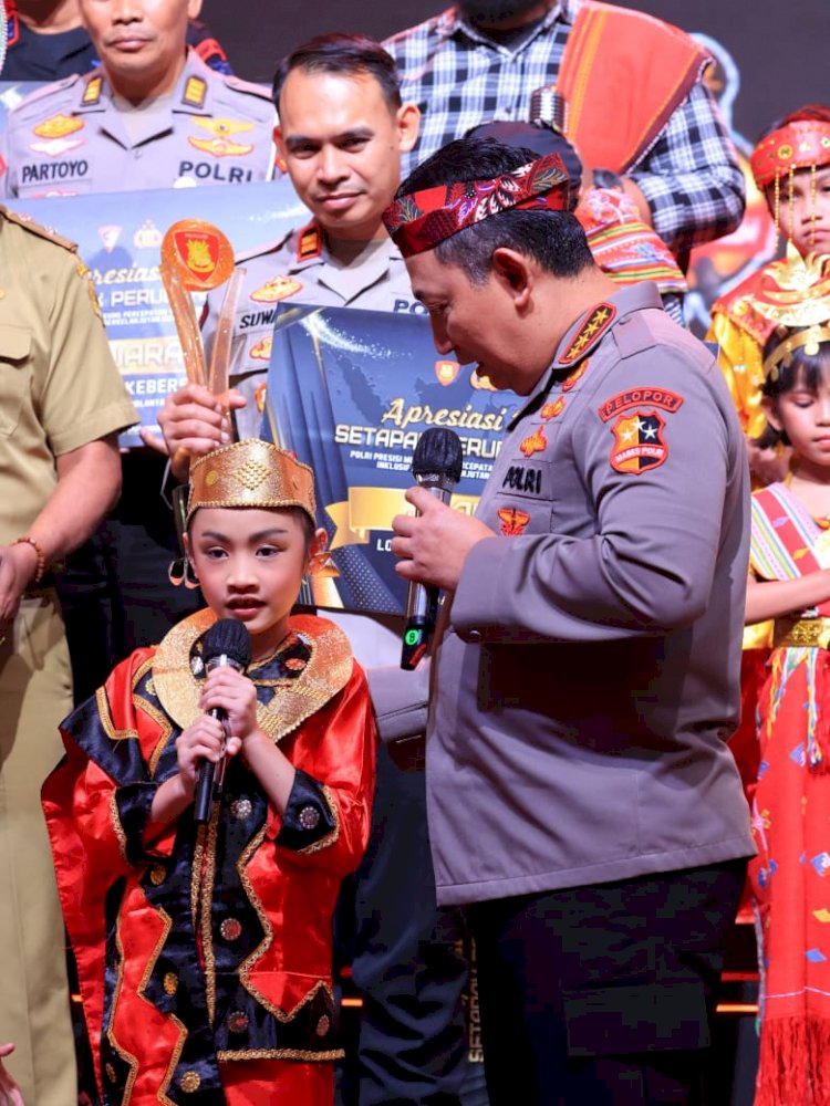 Kapolri dan Ketua Bhayangkari Sapa Dua Anak Pemenang Lomba Setapak Perubahan