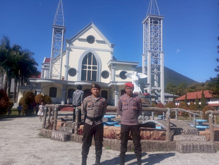 Personel Polres Manggarai Laksanakan Pengamanan Ibadah Minggu di Kota Ruteng