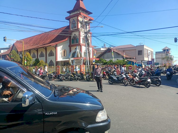 Personel Polres Manggarai Laksanakan Pengamanan Ibadah Minggu di Kota Ruteng