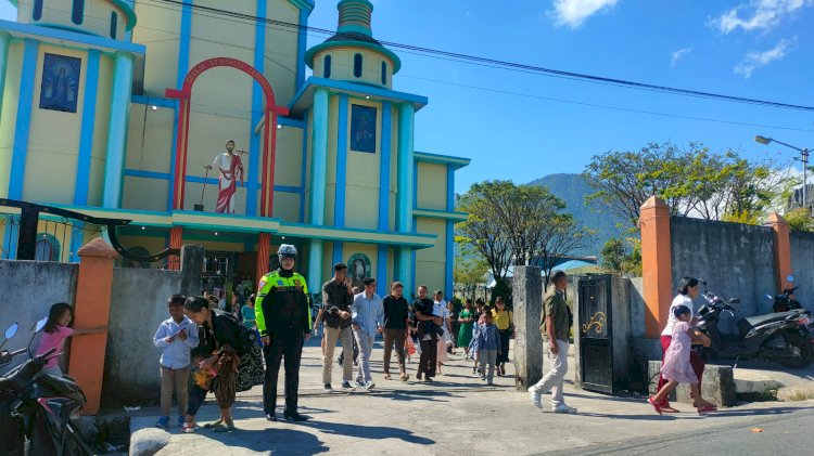 Personel Polres Manggarai Laksanakan Pengamanan Ibadah Minggu di Kota Ruteng