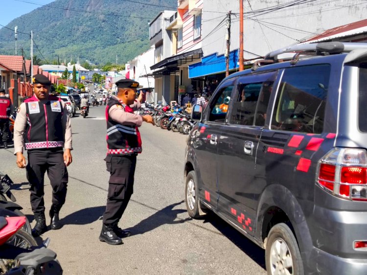 Sat Samapta Polres Manggarai Gelar Patroli Dialogis dan Pengaturan Arus Lalu Lintas di Kota Ruteng