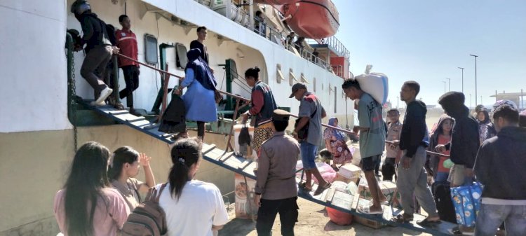 KP3 Laut Reo : Pengamanan Kapal Penumpang di Pelabuhan Laut Reo berlangsung lancar.