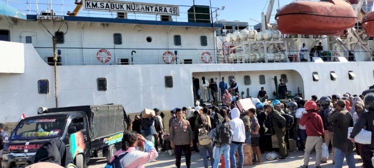 KP3 Laut Reo : Pengamanan Kapal Penumpang di Pelabuhan Laut Reo berlangsung lancar.