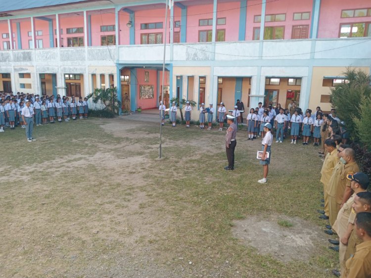 POLICE GOES TO SCHOOL: Unit Kamsel Sat Lantas Polres Manggarai Laksanakan Upacara Bendera di SMAK St. Thomas Aquinas Ruteng