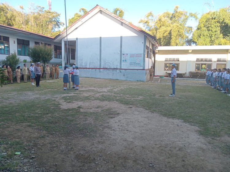 POLICE GOES TO SCHOOL: Unit Kamsel Sat Lantas Polres Manggarai Laksanakan Upacara Bendera di SMAK St. Thomas Aquinas Ruteng