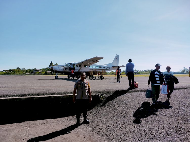 KP3 Udara : Pengamanan di Bandara Frans Sales Lega Ruteng berlangsung Lancar.