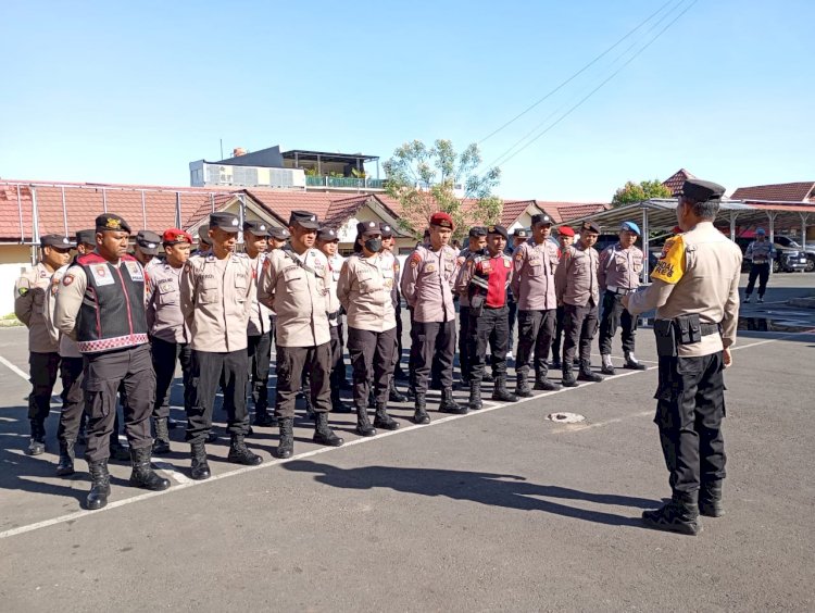 Polres Manggarai Siagakan Personel Pengamanan Tahap Pendaftaran Pasangan Bakal Calon Bupati dan Wakil Bupati dalam Pilkada Manggarai 2024