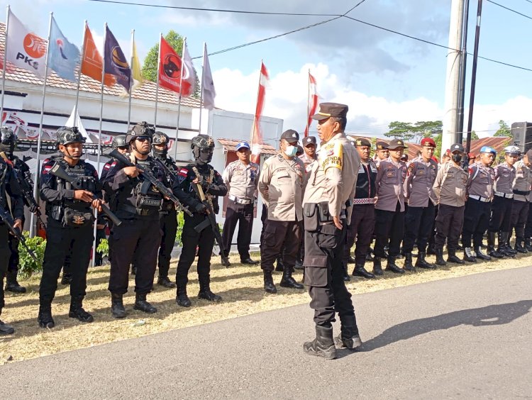 OMP 2024 : Polres Manggarai Gelar Pengamanan Ketat Tahap Pendaftaran Pasangan Calon Bupati dan Wakil Bupati dalam Pilkada Manggarai 2024