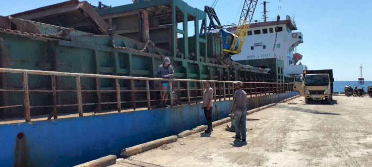 KP3 Laut : Pengamanan Aktifitas Bongkar Muat di Pelabuhan Laut Kelas II Reo Berlangsung Aman