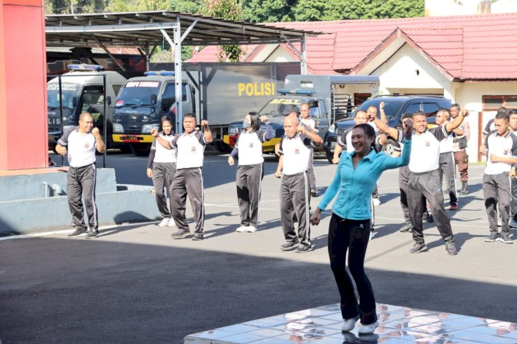 Olahraga Bersama Personel Polres dan Bhayangkari Cabang Manggarai di Lingkungan Polres Manggarai