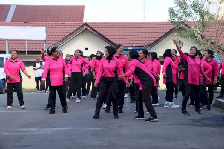 Olahraga Bersama Personel Polres dan Bhayangkari Cabang Manggarai di Lingkungan Polres Manggarai