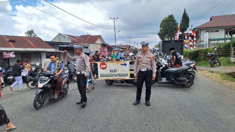 Sat Lantas Polres Manggarai Lakukan Pengamanan dan Pengaturan  Lalu Lintas Selama Sholat Jumat di Masjid Agung Baiturahman