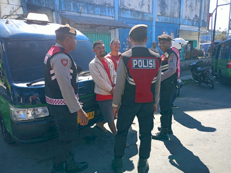 Sat. Samapta Polres Manggarai Gelar Patroli Dialogis dan Pengaturan Lalu Lintas di Ruteng