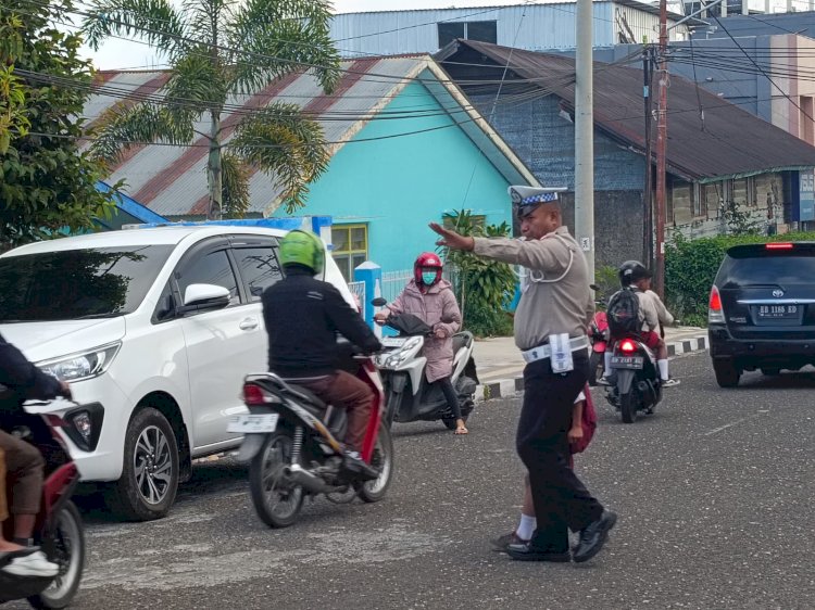 Sat. Lantas Polres Manggarai Laksanakan Pengamanan dan Pengaturan Lalu Lintas Pagi Hari