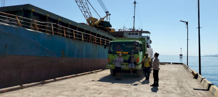 Pengamanan Aktifitas Bongkar Muat di Pelabuhan Laut Kelas II Reo oleh KP3 Laut Reo