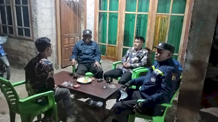 Bhabinkamtibmas Kec. Lelak, Himbau Pilkada Damai dalam Patroli Dialogis Malam