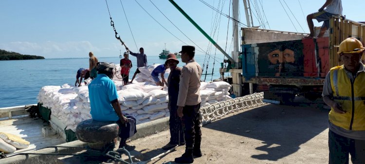 Pengamanan Bongkar Muat di Pelabuhan Laut Kelas II Reo oleh KP3 Laut Pelabuhan Reo