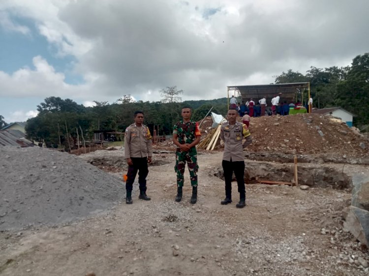 Kapospol dan Bhabinkamtibmas Satar Mese barat Laksanakan Pengamanan Misa Peletakan Batu Pertama Gereja Santa Maria Bunda Segala Bangsa Narang