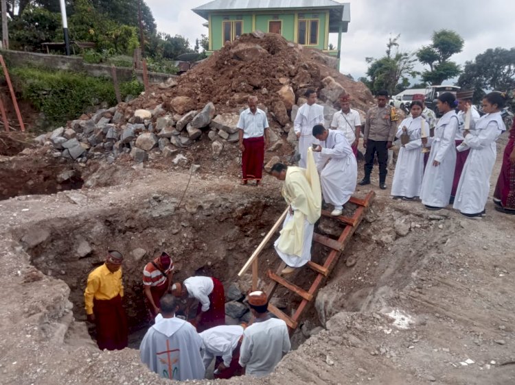 Kapospol dan Bhabinkamtibmas Satar Mese barat Laksanakan Pengamanan Misa Peletakan Batu Pertama Gereja Santa Maria Bunda Segala Bangsa Narang