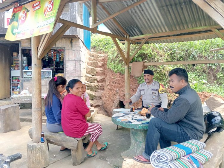 Bripka Theodorus Angkat Lakukan Patroli Dialogis di Kecamatan Satar Mese