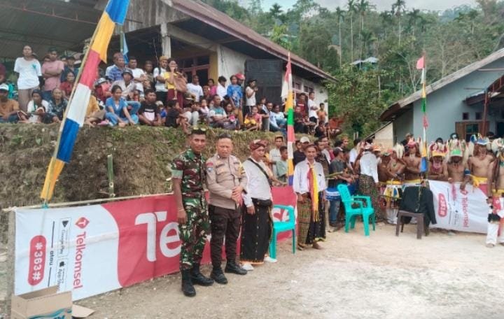 Bhabinkamtibmas dan Babinsa laksanakan Pengamanan Kegiatan Adat Penti di Kampung Terep