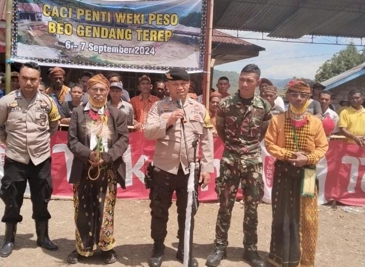 Pengamanan dan Sambang Bhabinkamtibmas Cibal dan Cibal Barat di Acara Adat Penti Weki Peso Beo