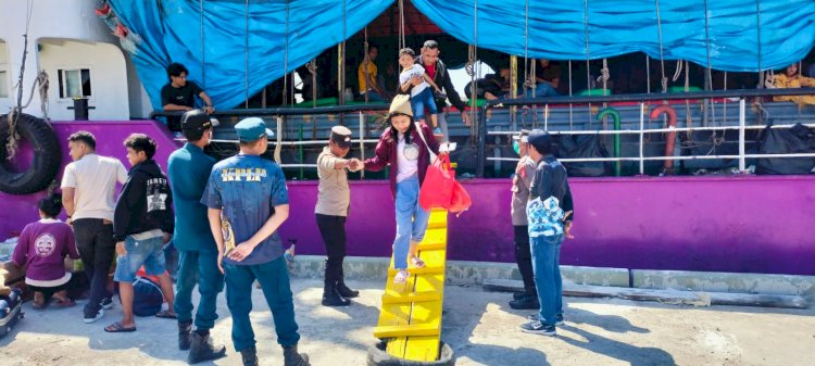 Pengamanan Kapal Penumpang di Pelabuhan Laut Reo oleh KP3 berlangsung lancar.