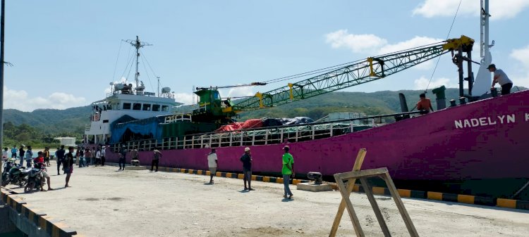 Pengamanan Kapal Penumpang di Pelabuhan Laut Reo oleh KP3 berlangsung lancar.