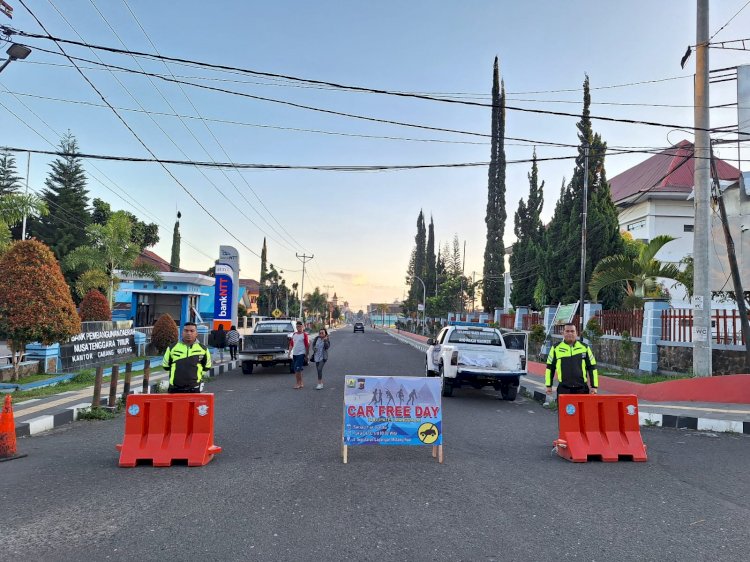 Sat Lantas Polres Manggarai Pasang Barrier dalam Rangka Car Free Day di Ruteng