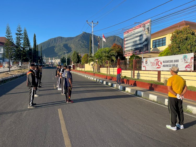 Sat Lantas Polres Manggarai Pasang Barrier dalam Rangka Car Free Day di Ruteng