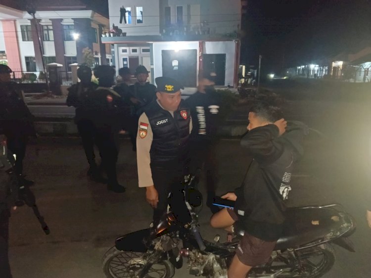 Patroli Gabungan Polres Manggarai dan Brimob Kompi 2 Yon B Pelopor Mantapkan Situasi Kamtibmas Jelang Pilkada