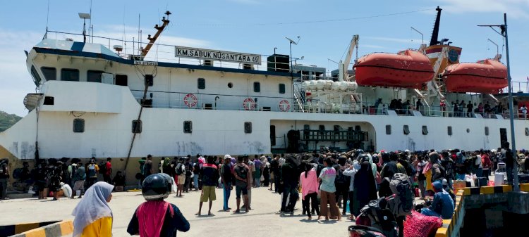 KP3 Laut Lakukan Pengamanan Kapal Penumpang KM Sabuk Nusantara 49 di Pelabuhan Reo