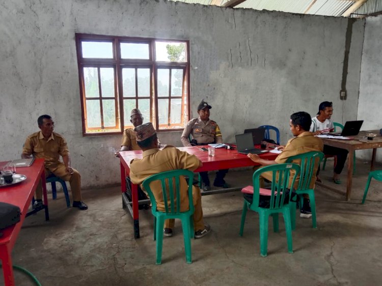 Bhabinkamtibmas Bripka Arsel Liunima Himbau Pilkada Damai dalam Sambang ke Desa Satar Lenda